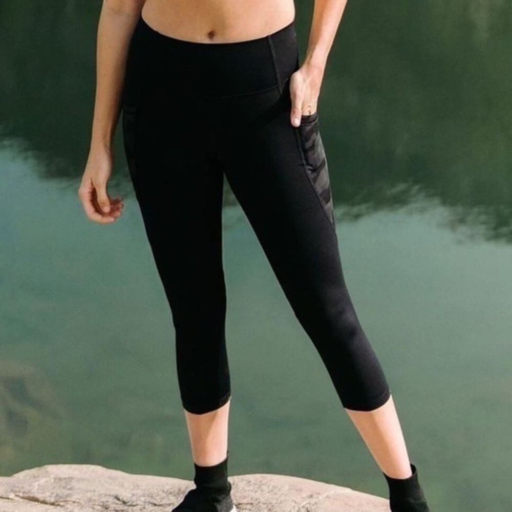 Zyia Black Camo Reflective Pocket Brilliant Capri 8-10